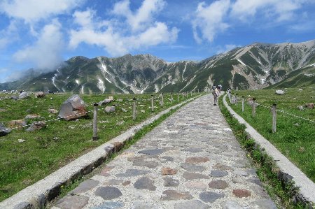 立山・黒部アルペンルート立山連峰、黒部ダムなどの景勝地を巡る国際的 